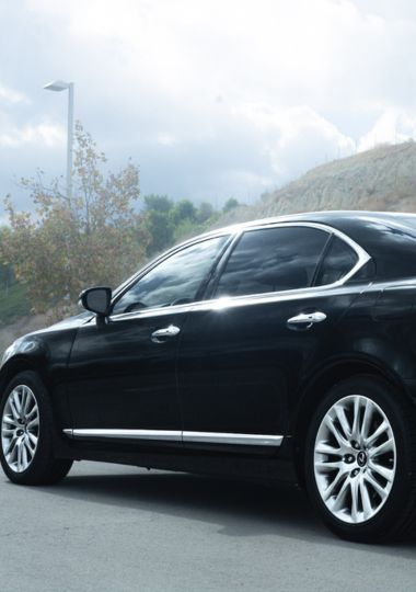 Why Palm Desert Professionals Choose Limo Service for Business Travel